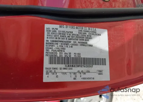 1999 Lincoln Town Car Signature z USA, uszkodzony, nr VIN 1LNHM82W9XY628587